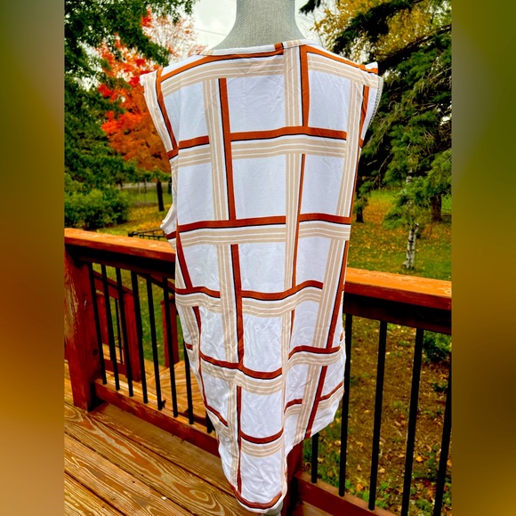 EUC Liz Claiborne tank top. Pretty gold-decorated opening in front. Plus size. - Picture 2 of 9